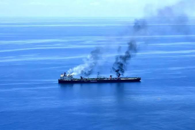اصابت موشک به یک کشتی در تنگه هرمز