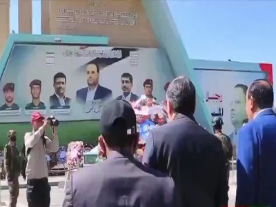 حضور سفیر ایران در صنعاء برای ادای احترام به شهدای یمن